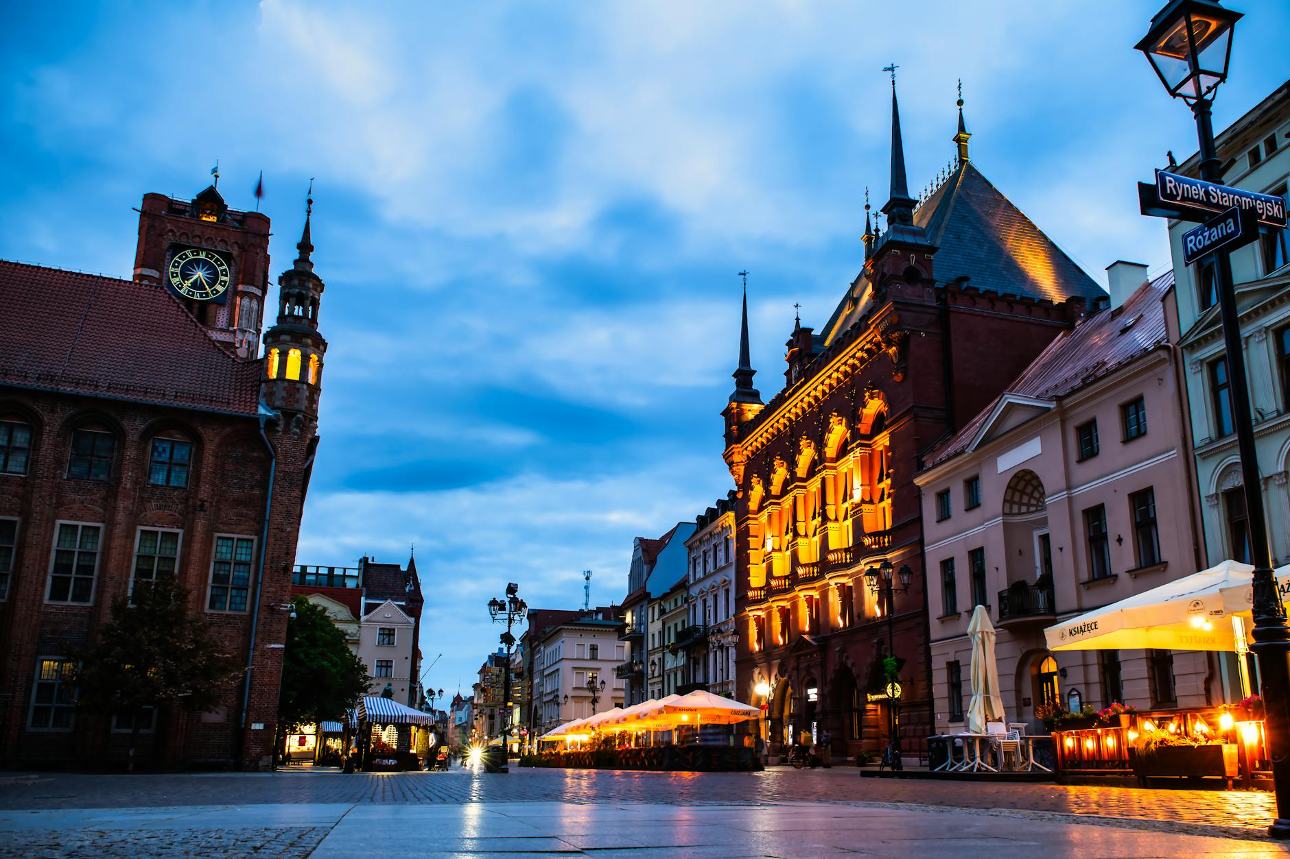 Zdjęcie przedstawiające panoramę Iławy z jeziorem i budynkami przemysłowymi w tle, symbolizujące rozwój gospodarczy regionu.