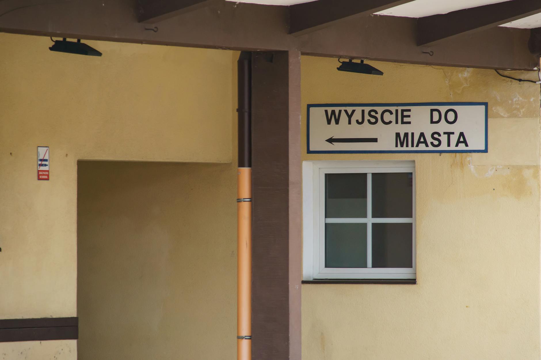 Widok na Jeziorak w Iławie z promenadą i budynkami w tle
